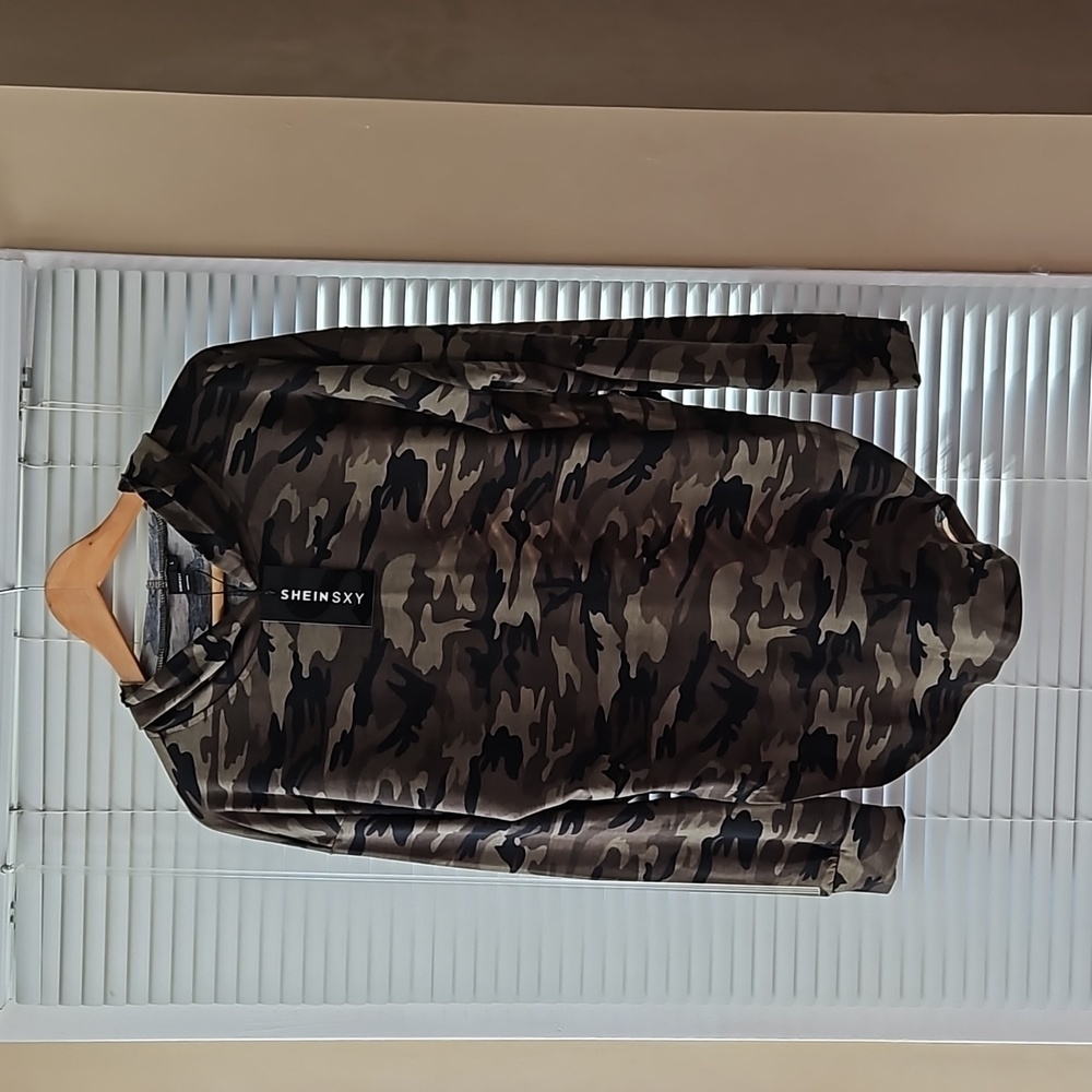 Camoflage Womens lightweight hoodie With High Side Slits NWT